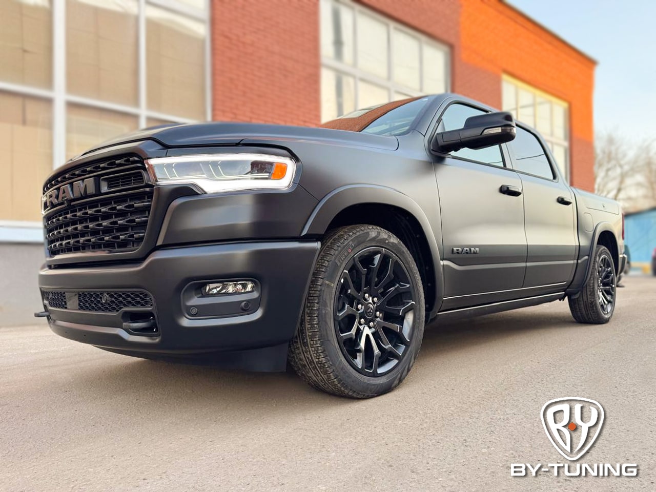 DODGE RAM 1500 (2024) полная оклейка кузова автомобиля матовой полиуретановой пленкой, антихром решетки радиатора, ручек дверей и багажника, бронирование оптики и внутренних порогов | BY-TUNING Москва