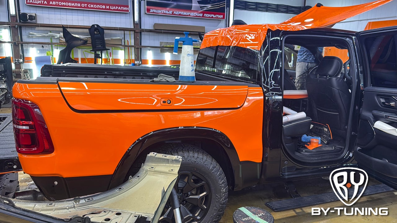 DODGE RAM 1500 LIMITED оклейка крыши авто полиуретановой пленкой пленкой PPF 1050 Lotus Orange | BY-TUNING Москва
