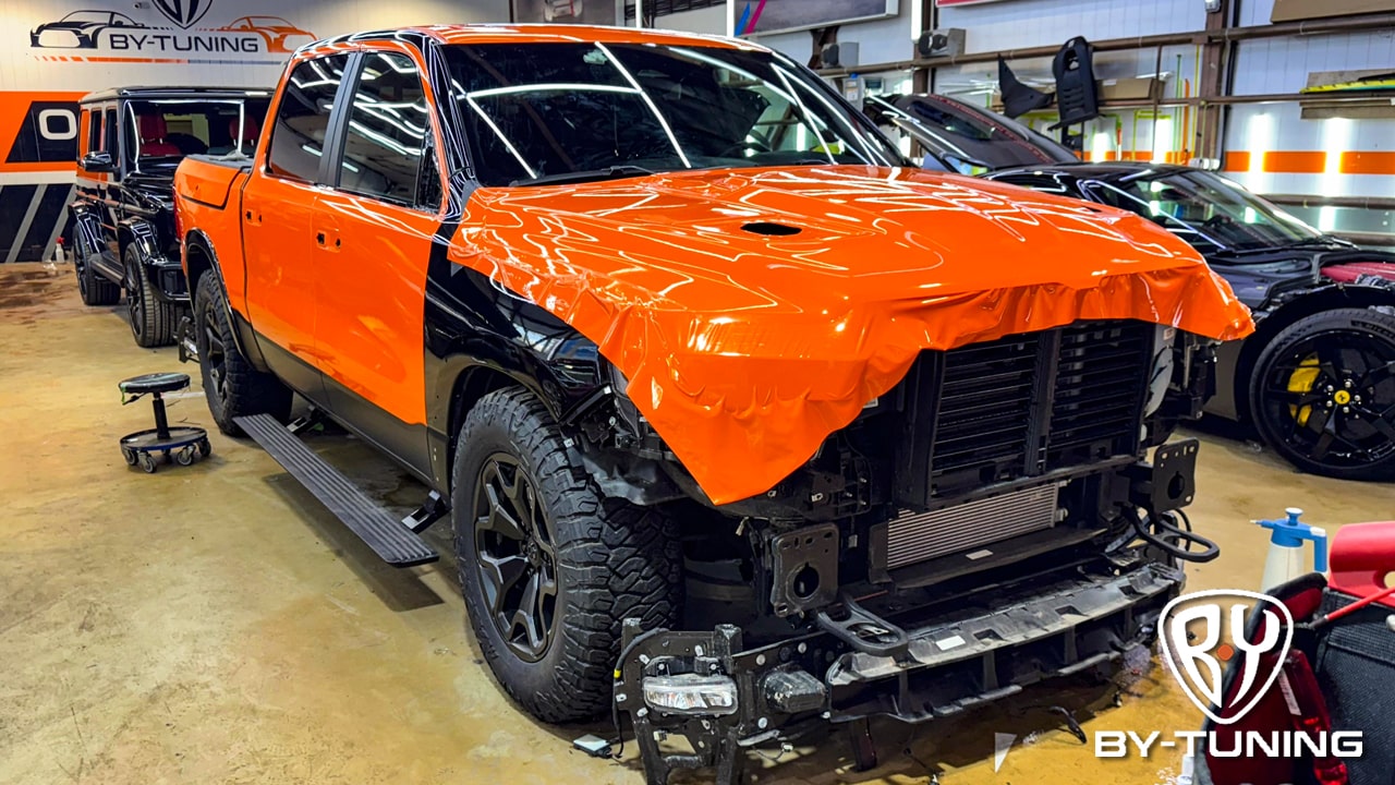 DODGE RAM 1500 LIMITED оклейка капота авто пленкой PPF 1050 Lotus Orange | BY-TUNING Москва